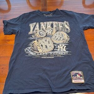 Men’s Yankees t shirt.